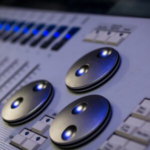 Equipos de sonido envolvente y sistemas de cine en casa con tecnología de última generación.